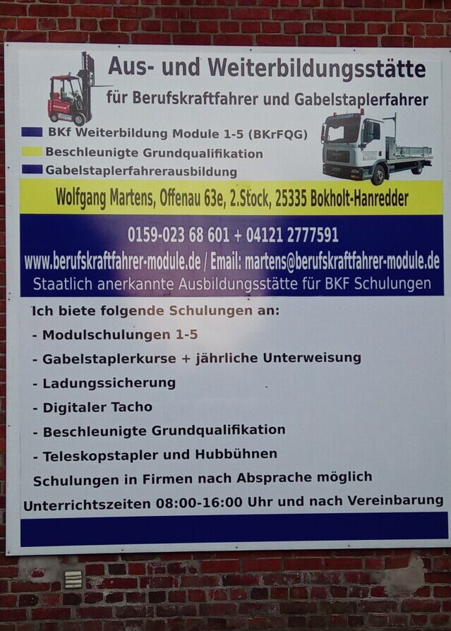 Dieses Schild hängt 30m neben Eingangsbereich auf der linken Gebäudeseite